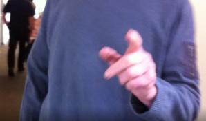 [VIDEO] Czy polskie dziecko to plecak? Tak sugeruje niemiecki sędzia, który wyrzucił dziś z użyciem policji redaktora Patriot24.net z niemieckiego sądu! Czy chce pozostawić polskiego chłopca w Niemczech u prostytutki, której polski Sąd odebrał prawa?