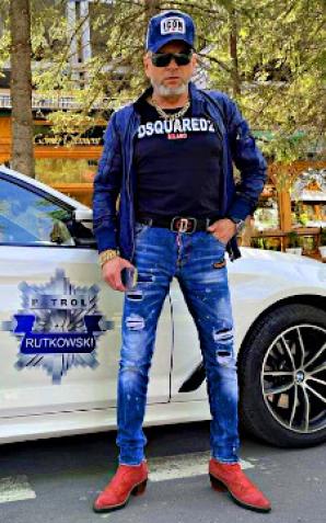[VIDEO] Dająca do myślenia kradzież z samochodu na parkingu koło restauracji McDonalds w Aleksandrowicach. 20 000 zł nagrody za wskazanie sprawcy oferuje Biuro Rutkowski!