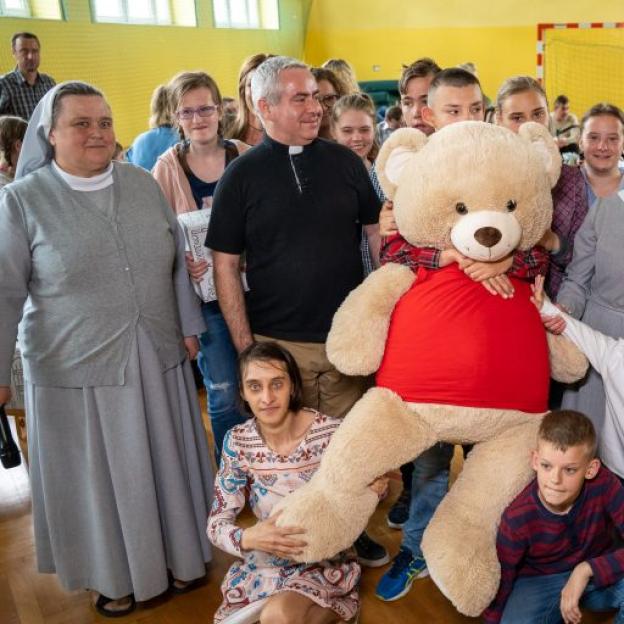 [VIDEO] Pudełka Szczęścia dla dzieci od Caritas